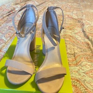 Gianni Bini, size 9.5, natural color